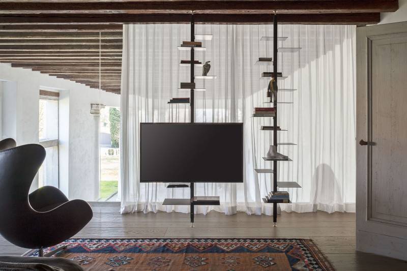 Étagère design du sol au plafond en bois massif ou métal noir mat avec fixation au plafond à Mulhouse